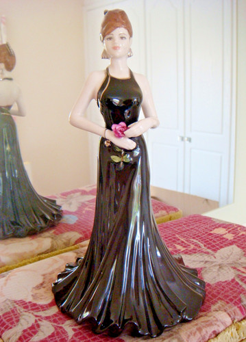 Coalport figurine stunning - coalport, in