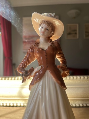 Coalport figurine ladies of - -,