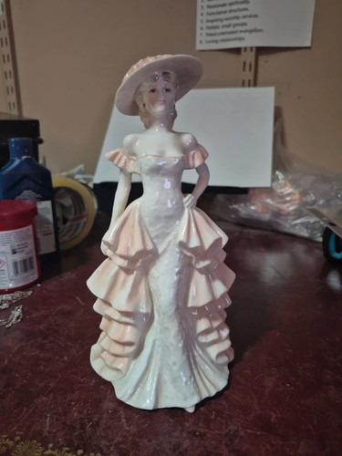 Cafe royal figurine - cafe,